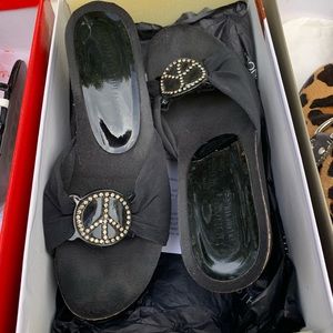 Size 5.5 Donald Pliner womens wedges with embellished peace sign.
